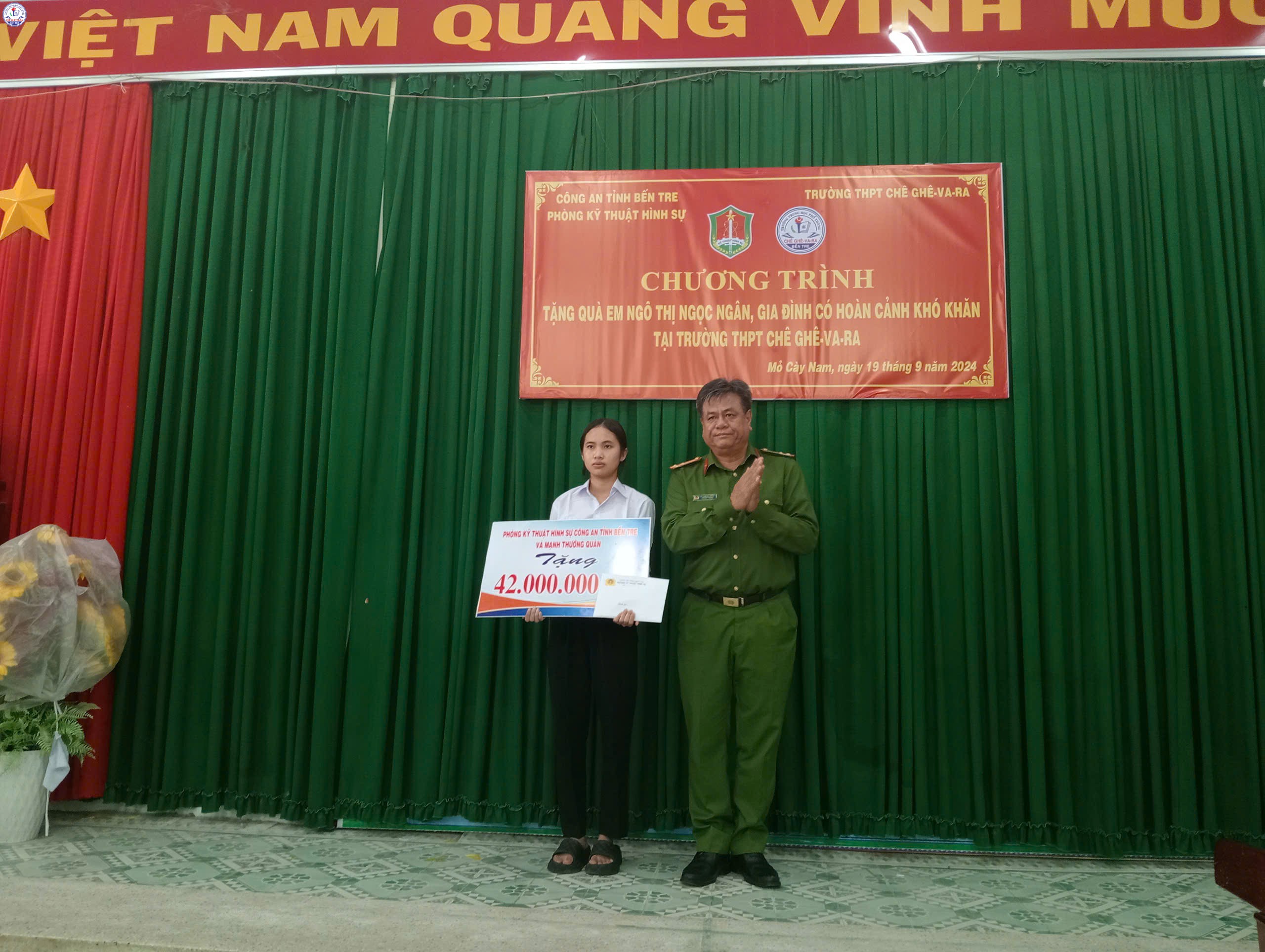 Ảnh trao học bổng 