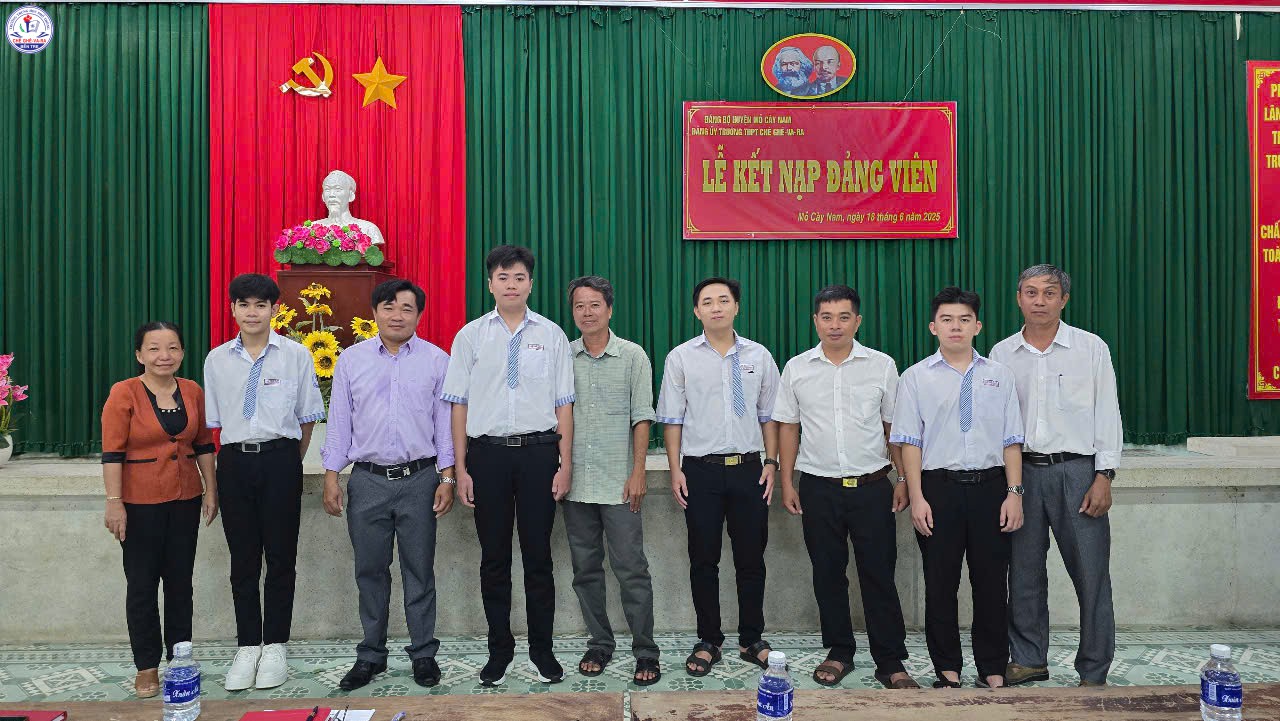 Bí thư chi bộ, gia đình chụp hình lưu niệm với đảng viên mới